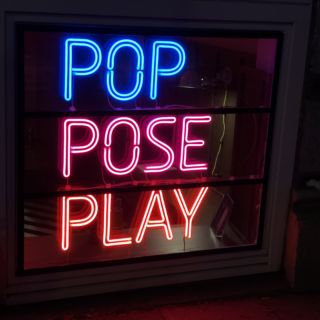 Pop pose Play