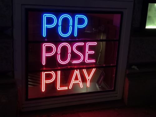 Pop pose Play