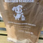 Hunde kacken gegen rechts