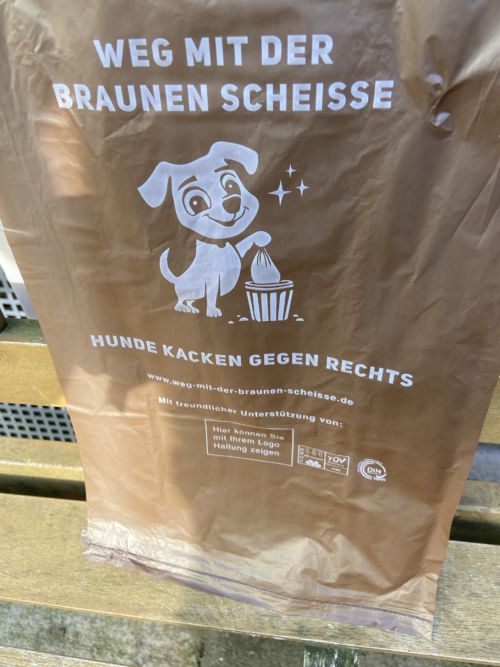 Hunde kacken gegen rechts